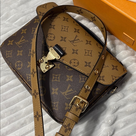 Louis Vuitton Pochette Métis Reverse Monogram - Picture 10 of 16